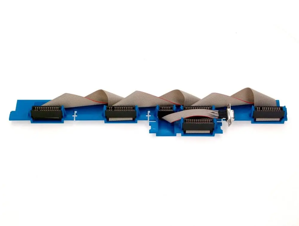 Blaue Platine mit mehreren Anschlüssen und einem Flachbandkabel, die zur Verbindung elektrischer Komponenten dient, von der Marke Bosch.